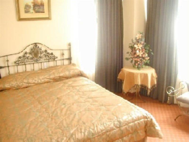 Eugenia Hotel Quito Exterior photo